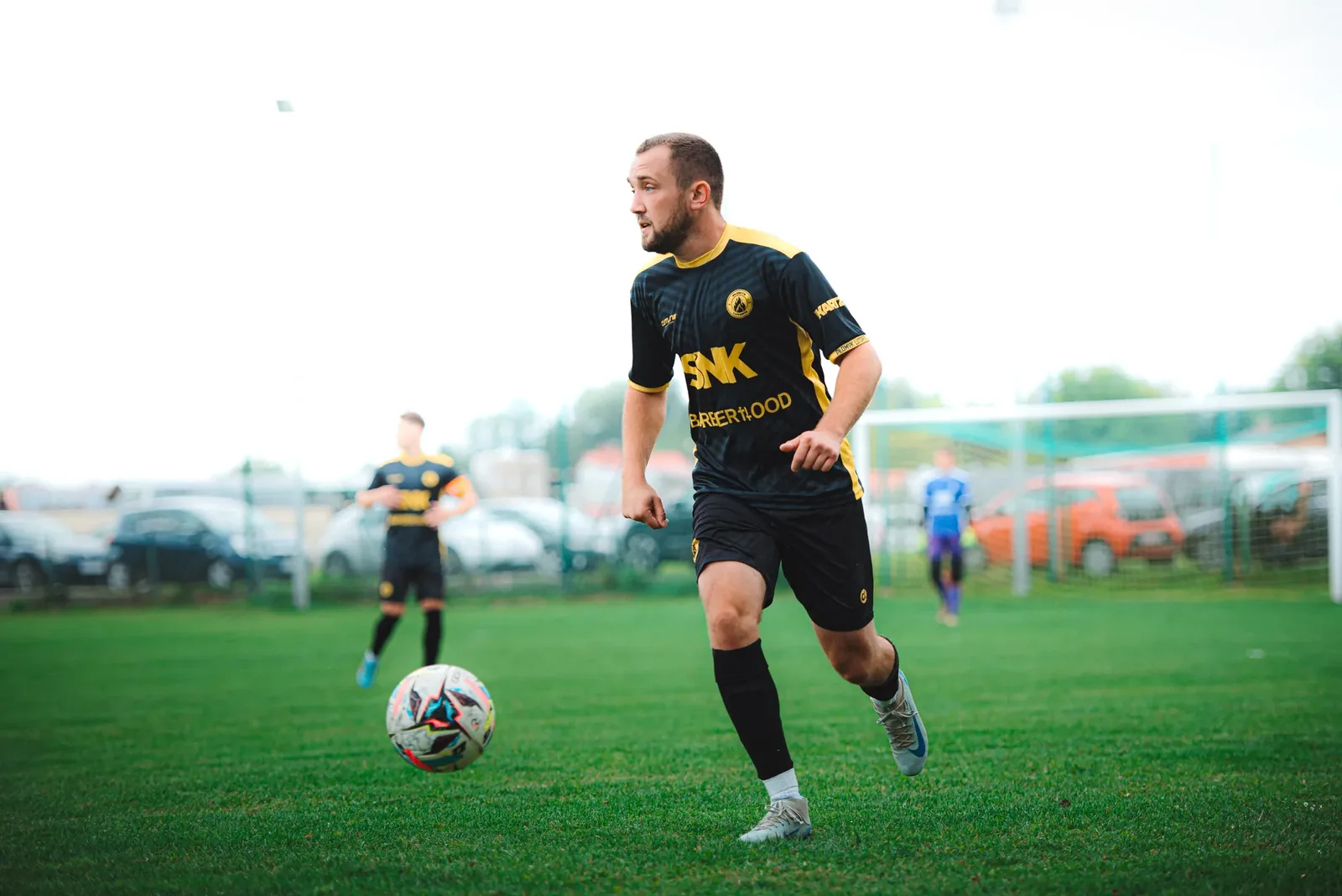 Un jugador con el balón. El AF continuo mantiene el enfoque mientras corre hacia ti.